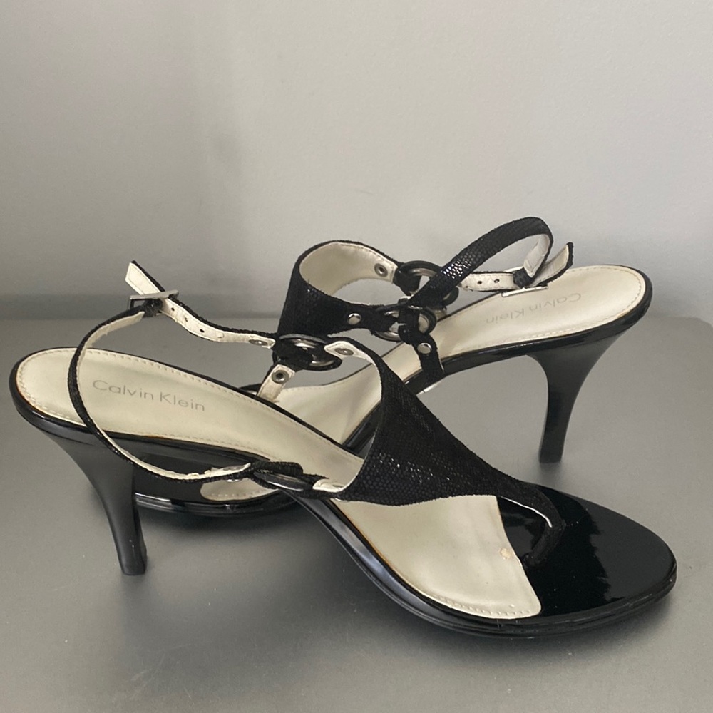 New sandal w/shimmer from & side grommets holding heal strap-smoke free home